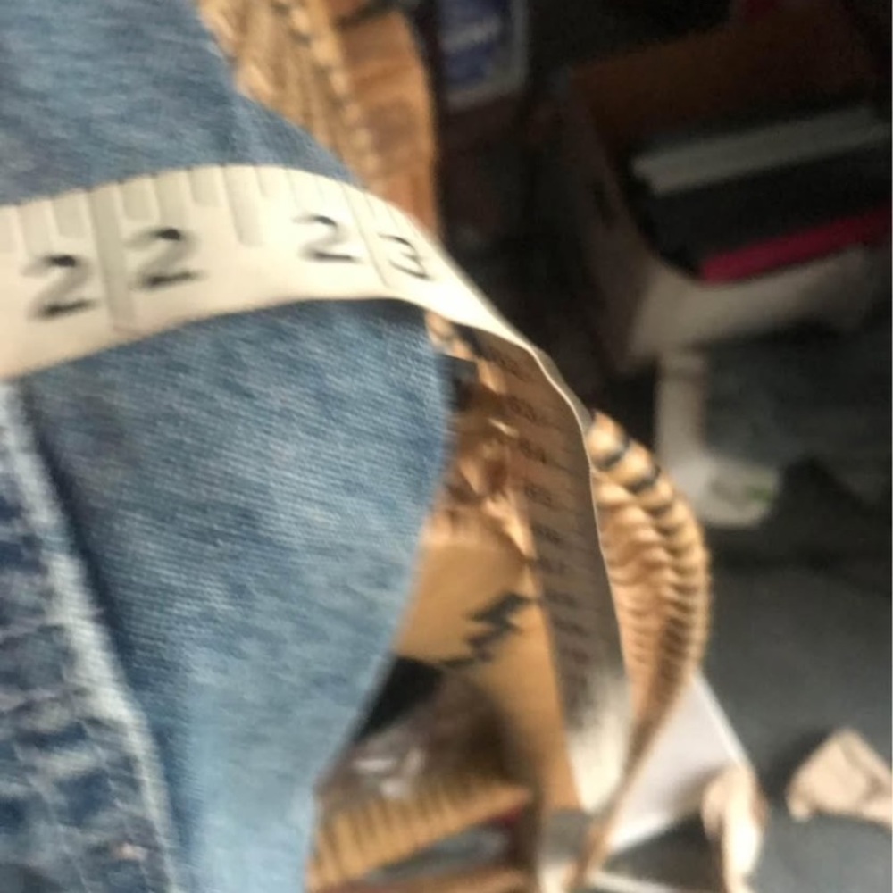 Silver tab overalls 
Levi’s large 
up to 44” to 46” waist
inseam 30”
Unisex
NWT - Picture 8 of 10